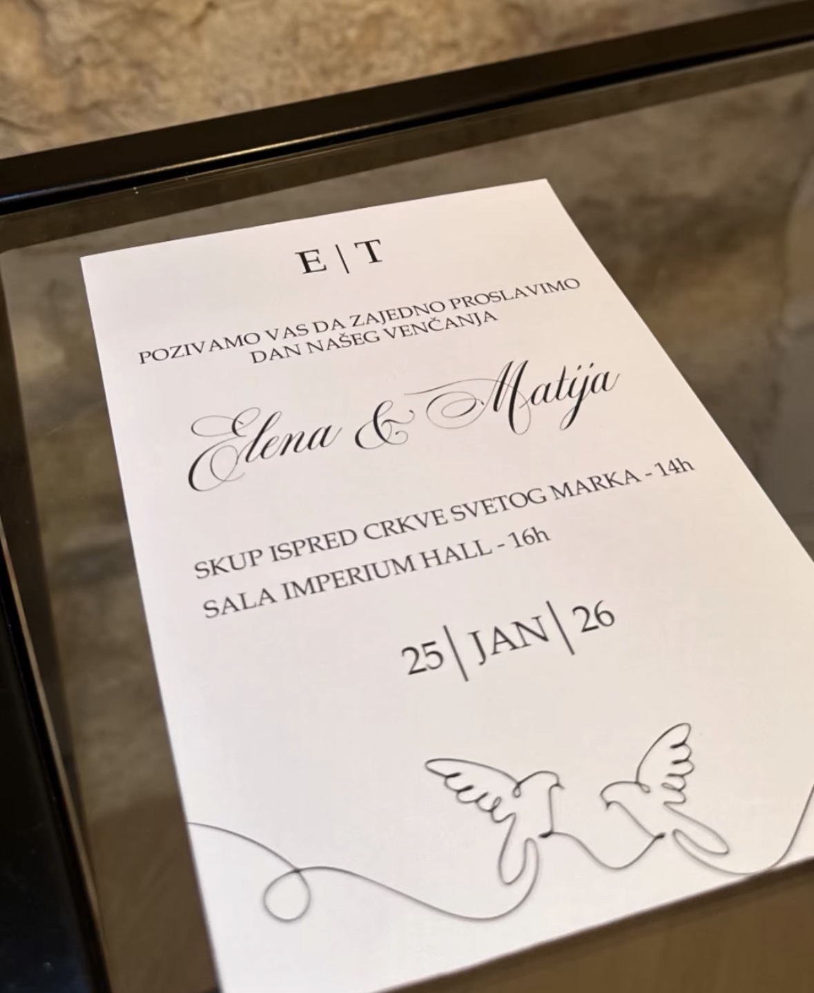 Pozivnica za venčanje sa motivom golubova